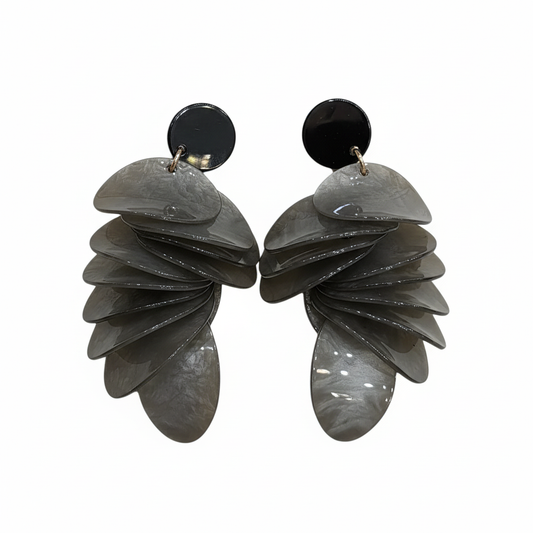Pendientes Ombra con pétalos acrílicos grises - Vista frontal