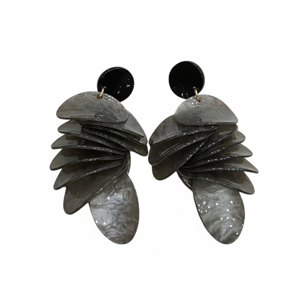 Pendientes Ombra con pétalos acrílicos grises - Detalle